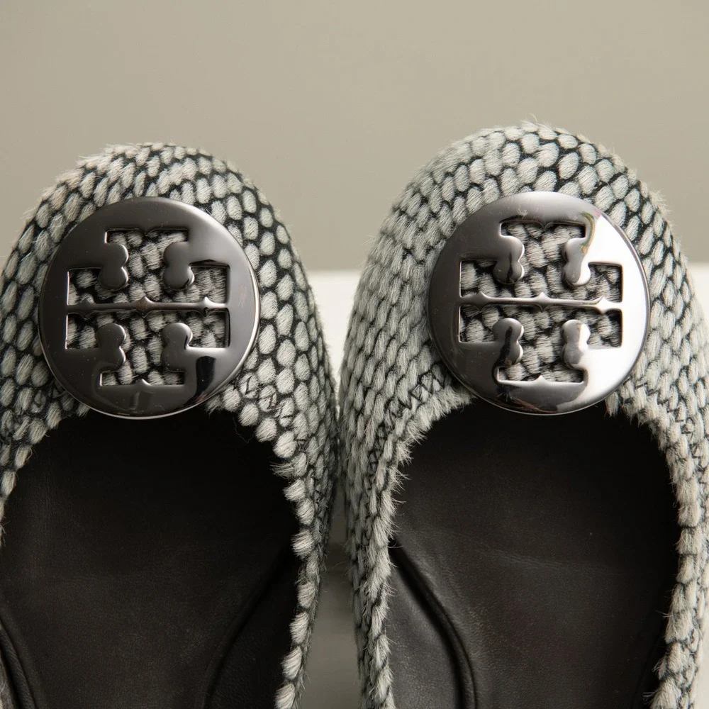 Tory Burch Reva‎ Ballet Flats Grey Black Snakeskin Calf Hair Logo Medallion Sz 7